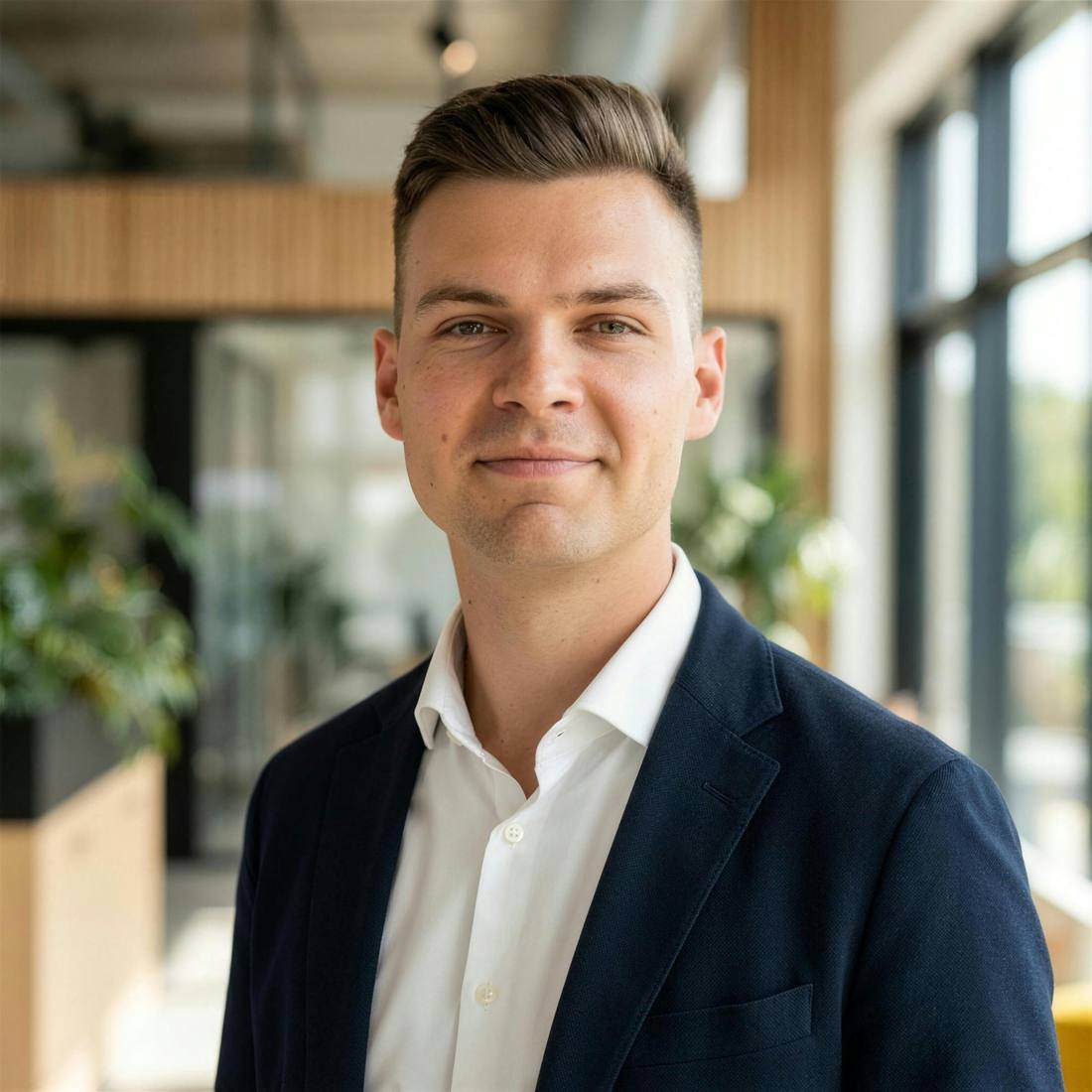Porträt von Paul Friedemann in einem hellen Büro